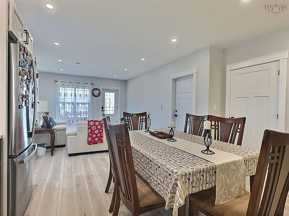 4th image of 518 Truro Heights Rd