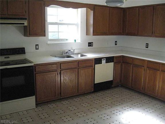 3rd image of 925 Avenue J #J