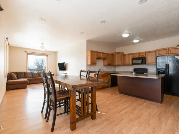 403 3rd St #4, Riverdale, ND 58565