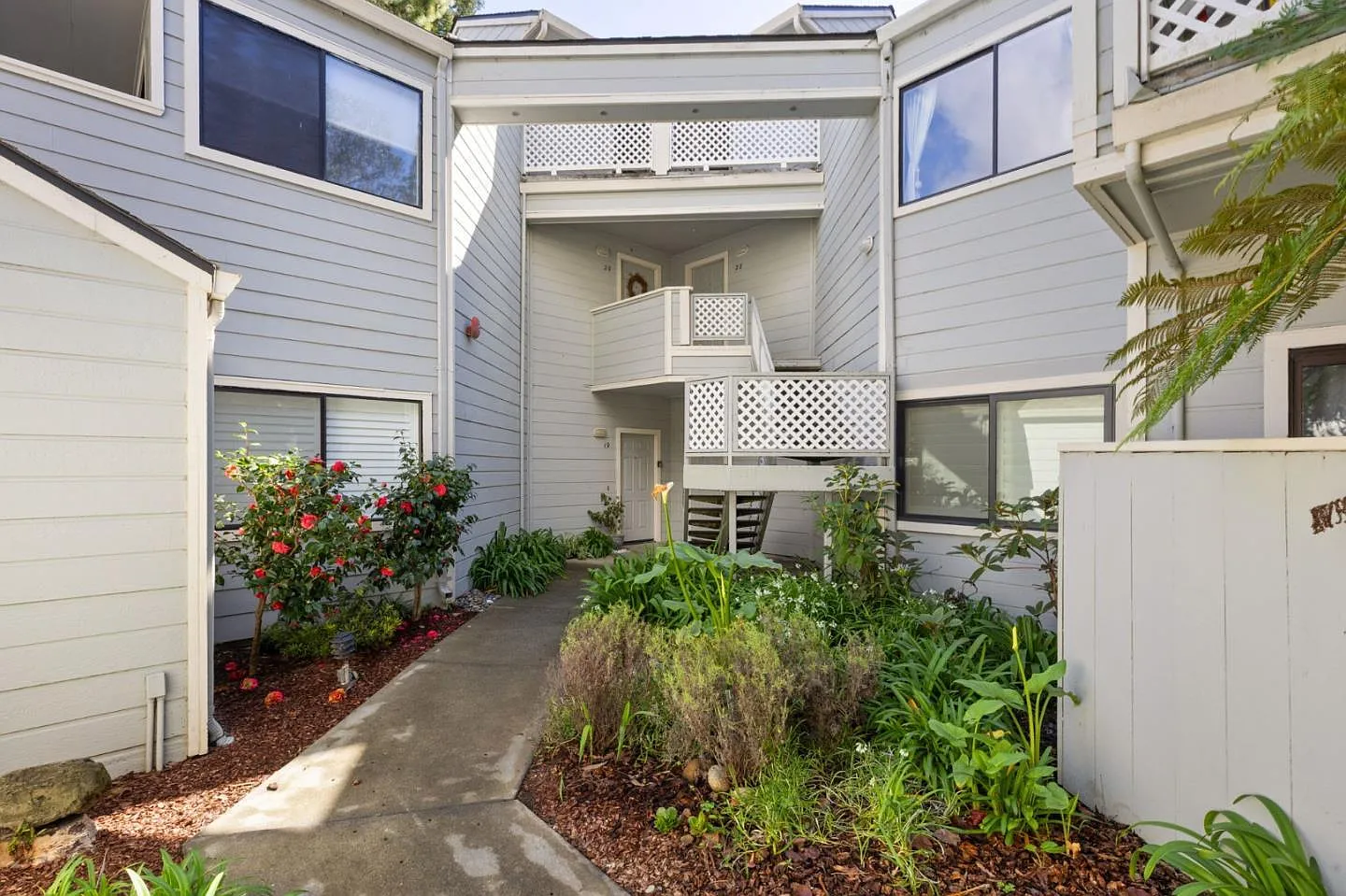 3 bed, 1398 sqft, $4,250 — Photo 2