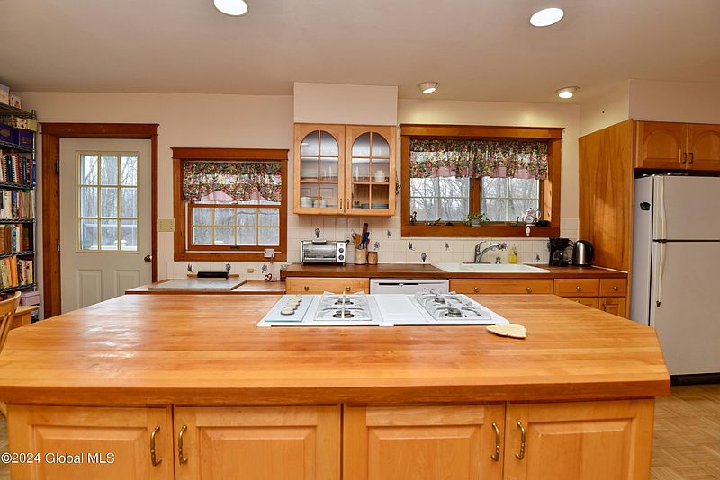 5th image of 953 Douglas Court