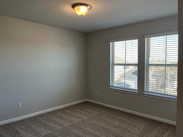 4 bed, 2039 sqft, $2,200 — Photo 2