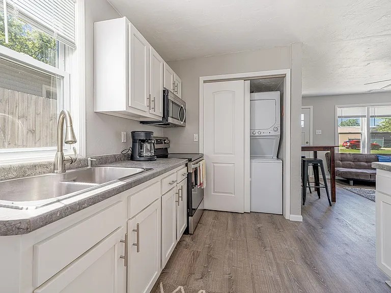 1310 Katherine St — Photo 7