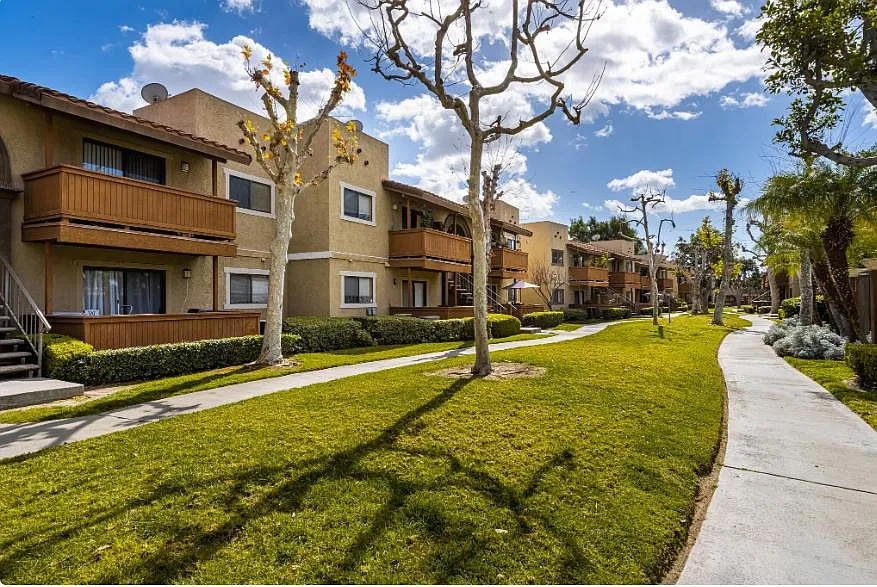 Building Photo - Las Flores Gardens Apartments