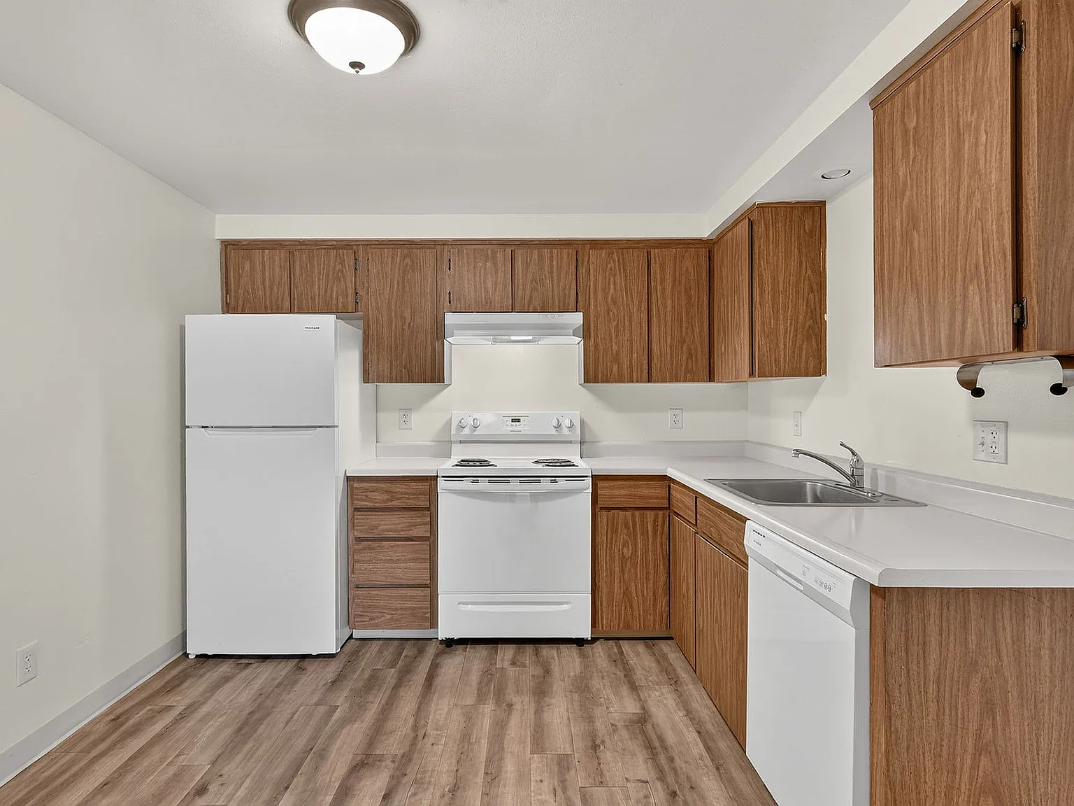 Silver Lea Apartments — Photo 4