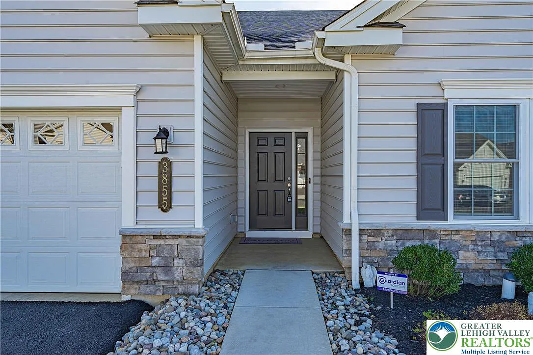 3 bed, 3.5 bath, 3387 sqft, $4,700 — Photo 3