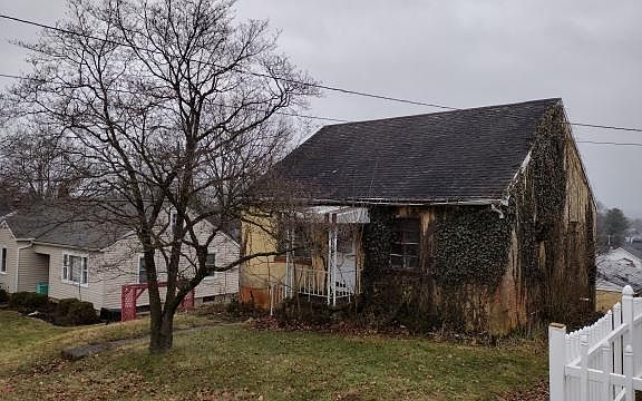 4th image of 664 Smithfield Ave