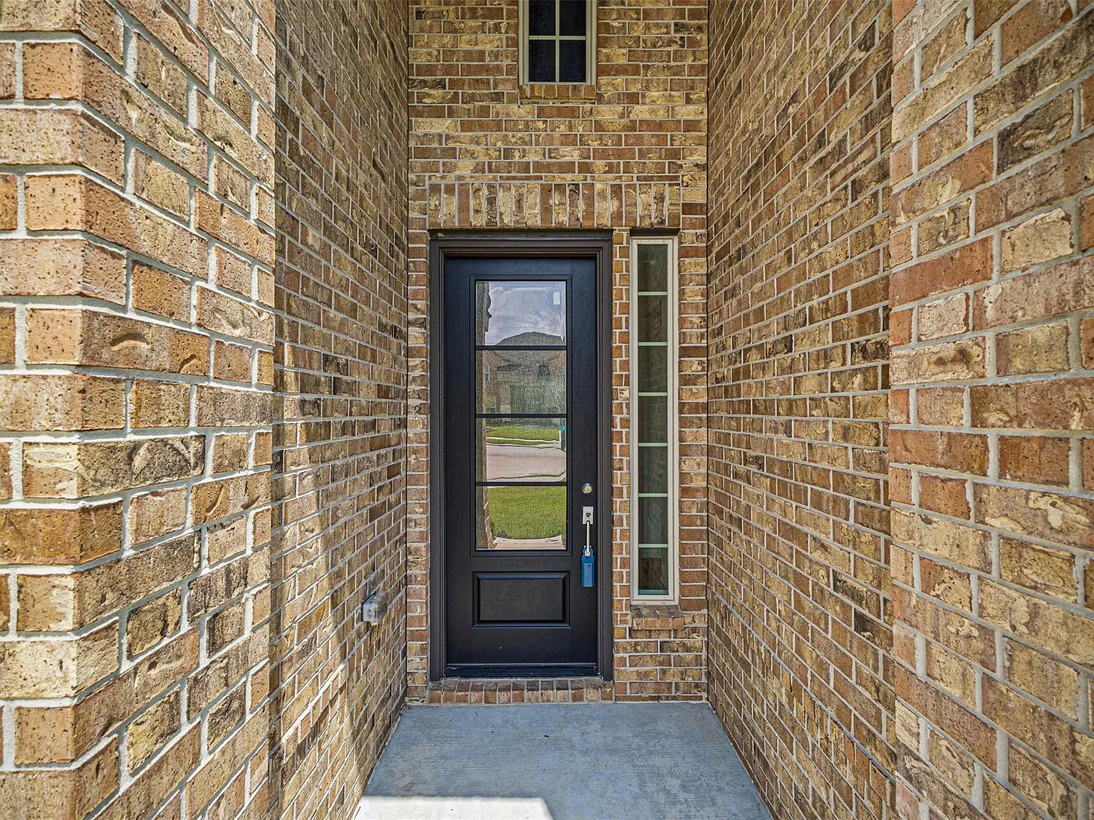 3 bed, 2.5 bath, 2331 sqft, $2,800 — Photo 3