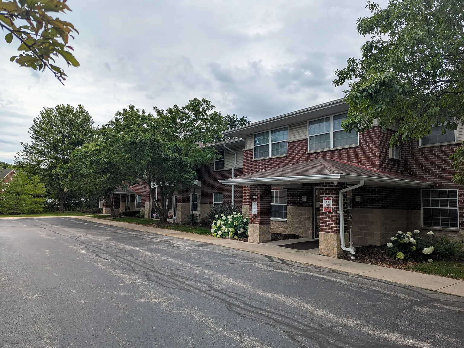 Bradley Manor Apartments — Photo 2