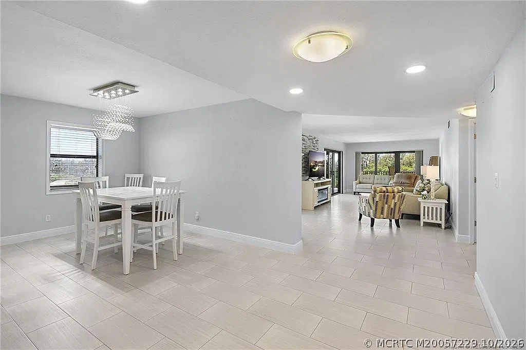 2 bed, 2.0 bath, 1372 sqft, $5,000 — Photo 3
