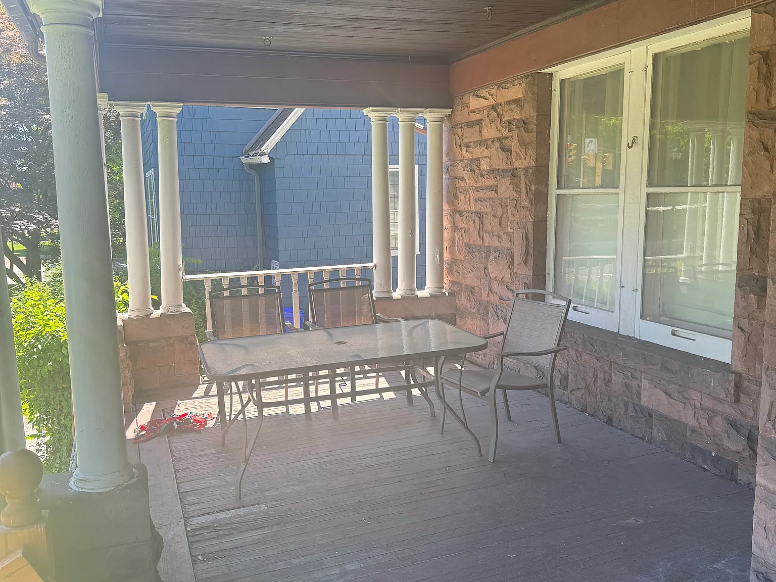 5 bed, 3.5 bath, 2200 sqft, $2,400 — Photo 2