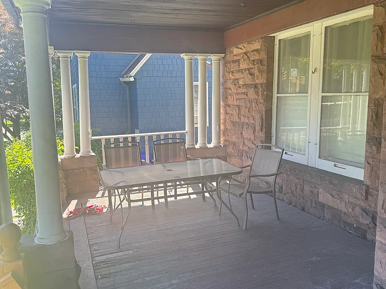 587 University Ave #1 — Photo 2