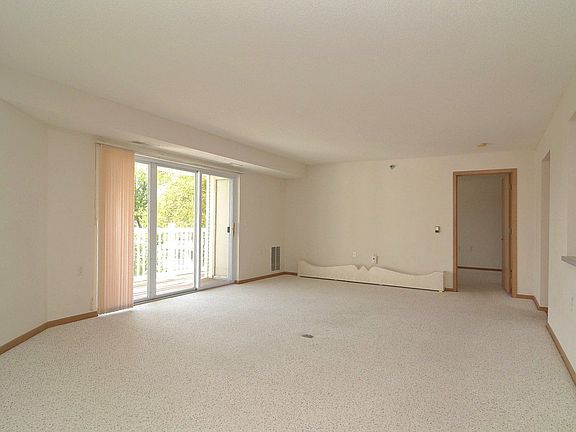 4th image of 170 Emerson Ave E APT 303