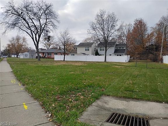 4th image of 950 W River Rd N