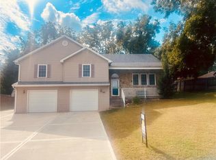 412 Hillbrook Ct, Lansing, KS 66043