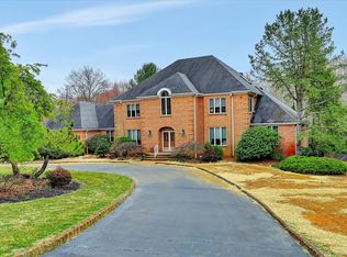 9 Twin Lakes Dr, Manalapan, NJ