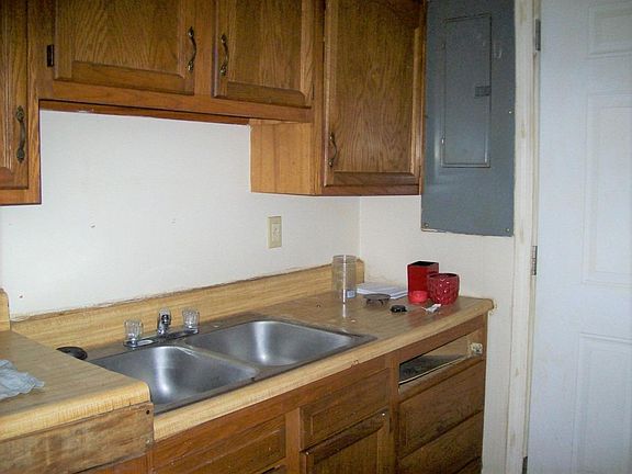 4th image of 418 Holmes St