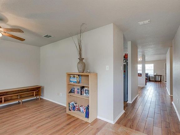 3rd image of 611 Oxford Dr