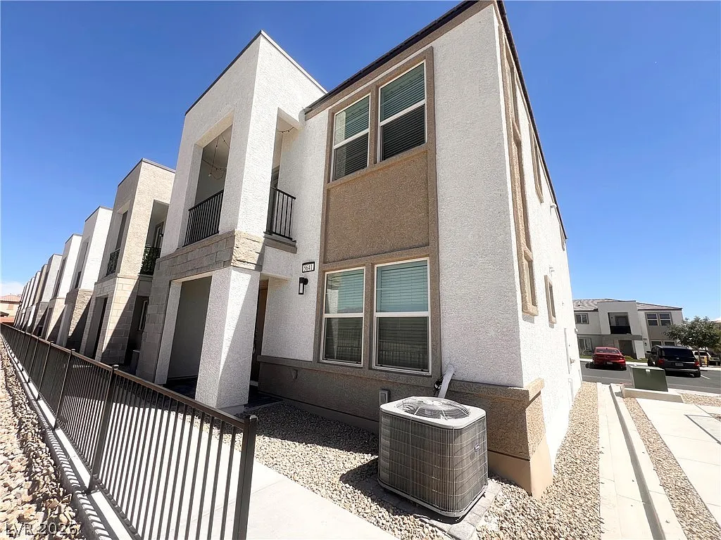 3 bed, 2.0 bath, 1364 sqft, $2,400 — Photo 1