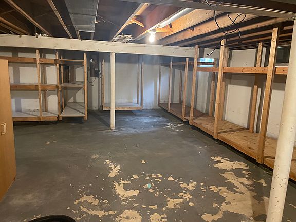 4th image of 887 Royal Ln