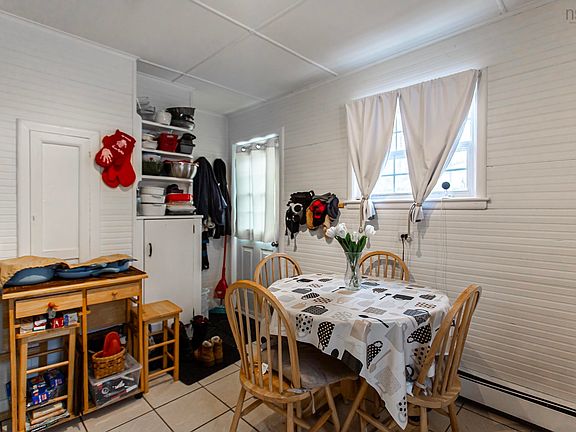 5th image of 499 Main St