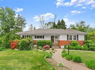 17 Sara Ln, New Rochelle, NY 10804
