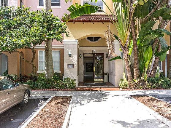 4th image of 19501 E Country Club Dr APT 302
