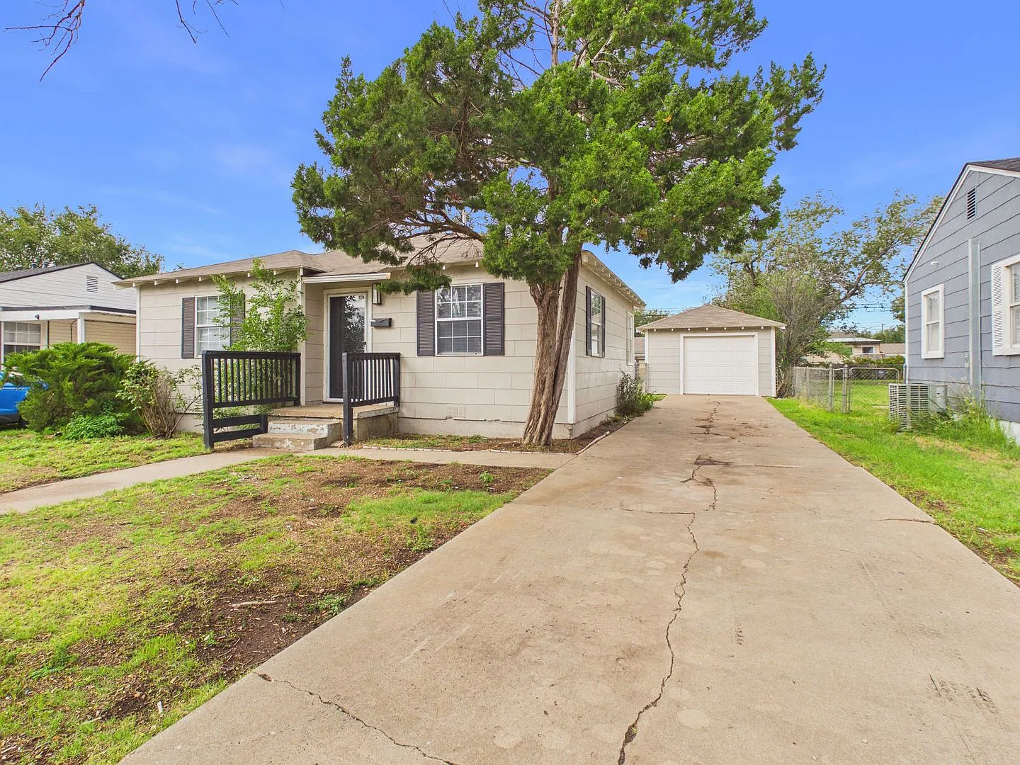 Welcome to 4646 Bowie! Make this beautiful updated house your new home. — Photo 2