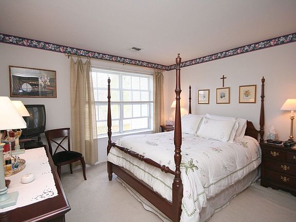 master w/ walk in closet and full bath