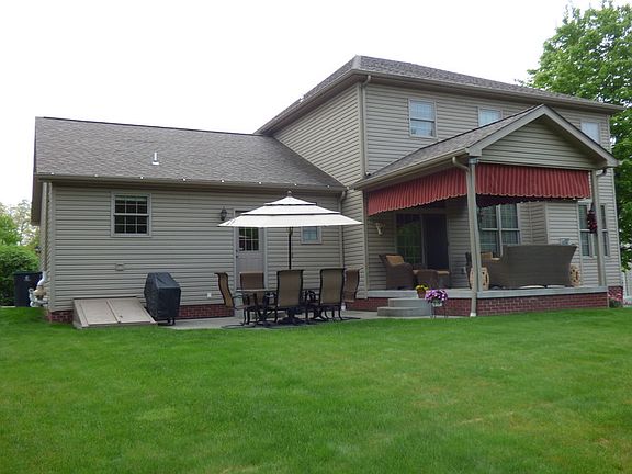 Large patio and covered porch/level lot