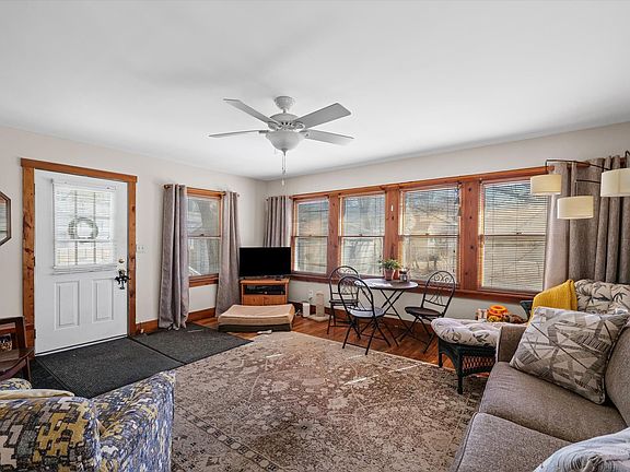 5th image of 909 E Washington St