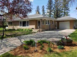 132 W Clark St, Readlyn, IA 50668