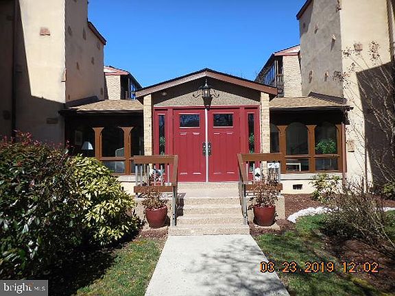 2nd image of 2104 Heather Ct