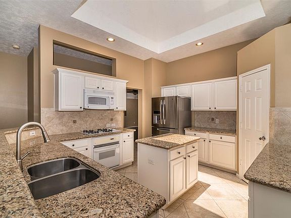 4th image of 2813 Red Oak Ln
