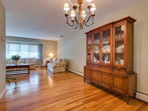 5th image of 47 Sugar Maple Ln