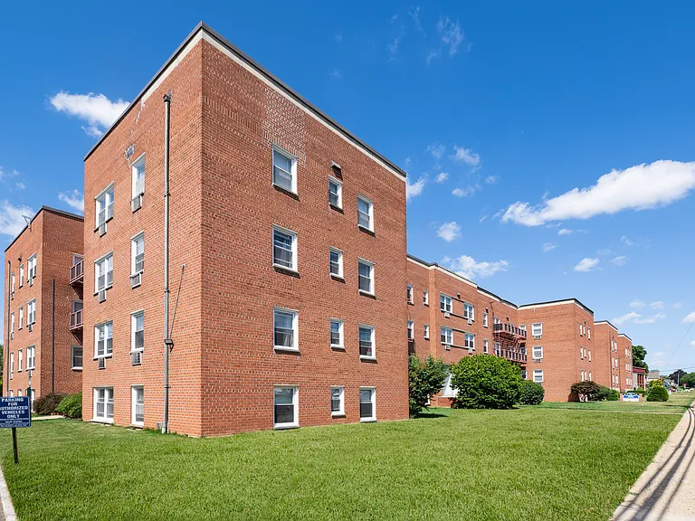 Elevate your lifestyle at Dorchester House Apartments, where modern living meets serene outdoor spaces. Enjoy spacious layouts in a beautifully maintained setting. Explore our community today and envision your new home!