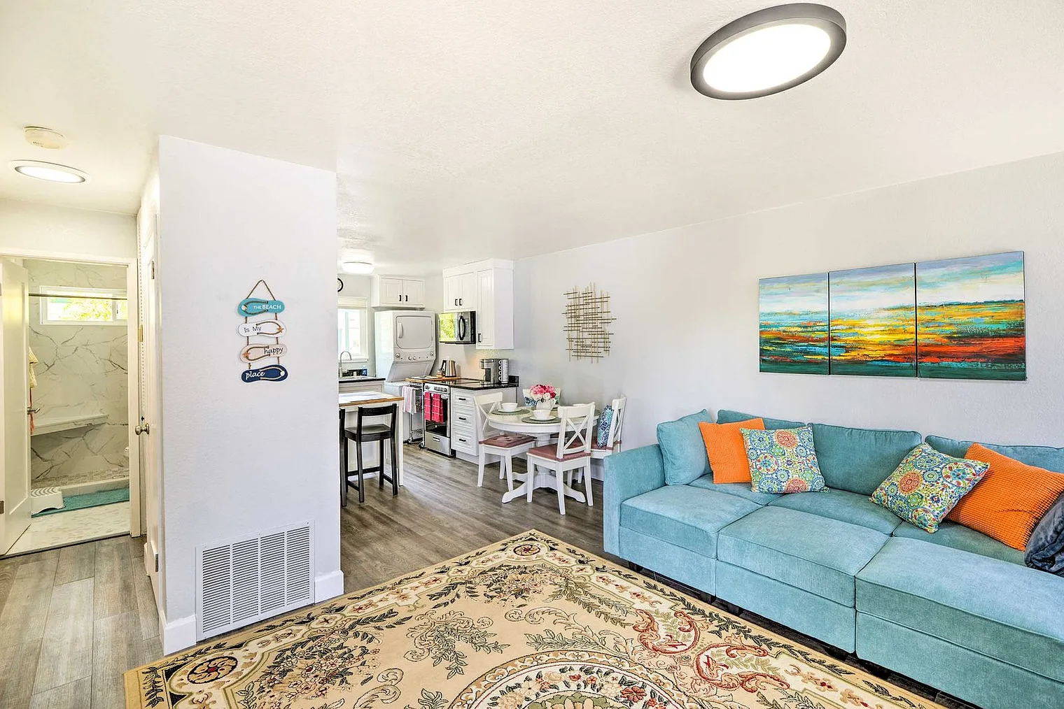 2 bed, 1.0 bath, 775 sqft, $4,744 — Photo 2