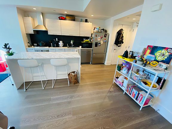 2nd image of 1075 Market St #402