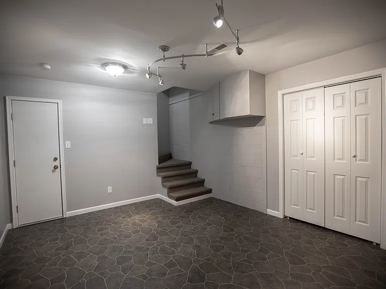 312 Queen Victoria Way — Photo 17