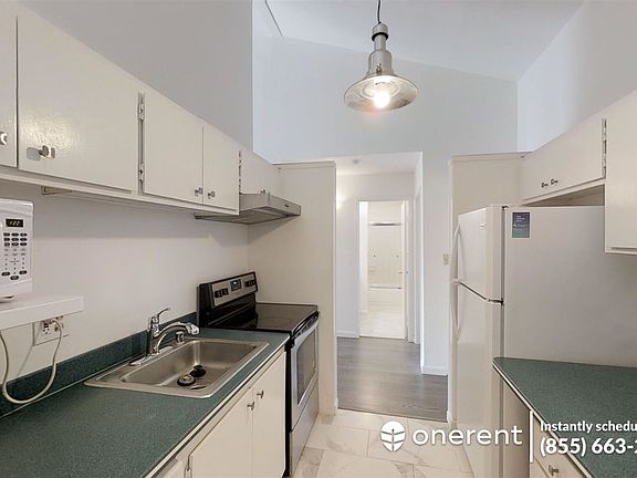 3rd image of 2051 Ascot Dr Unit 202