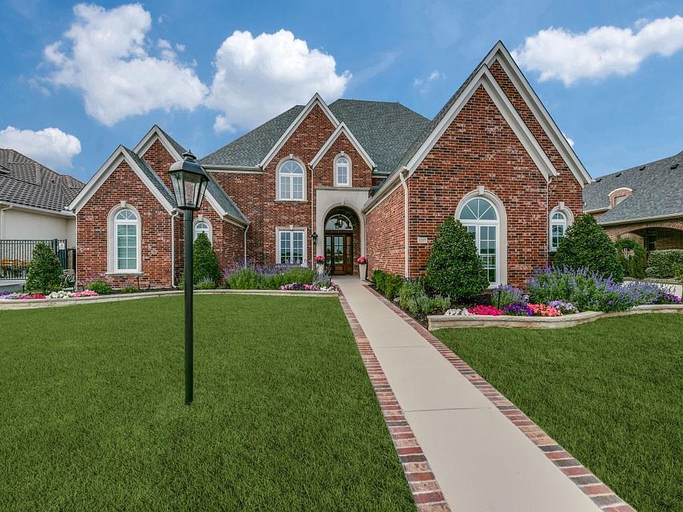 View of front of home featuring a front lawn