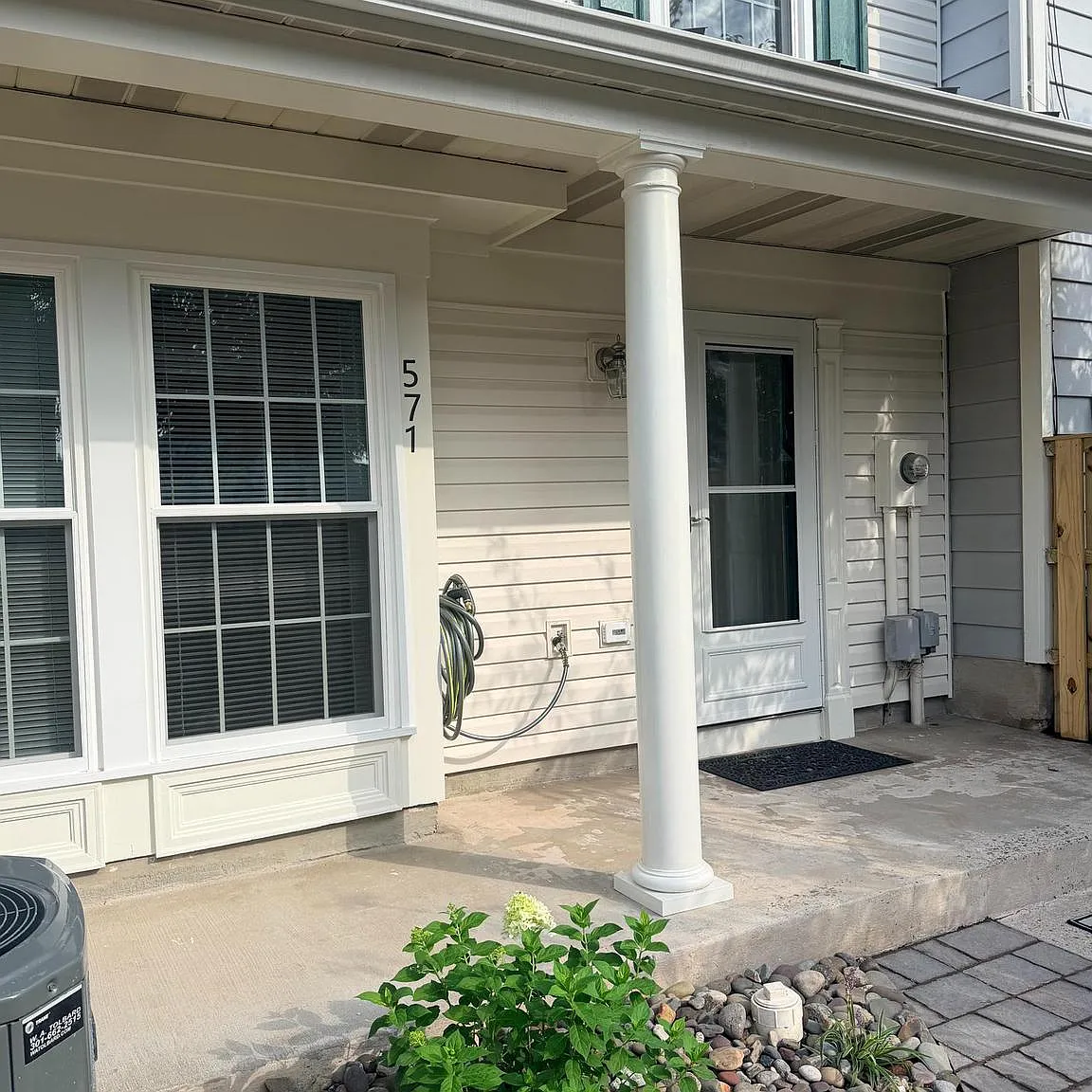 3 bed, 2.5 bath, 1600 sqft, $2,400 — Photo 3