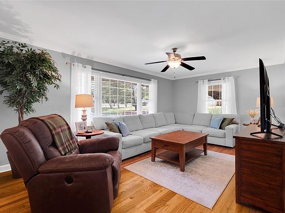 4th image of 318 Gilstrap Dr