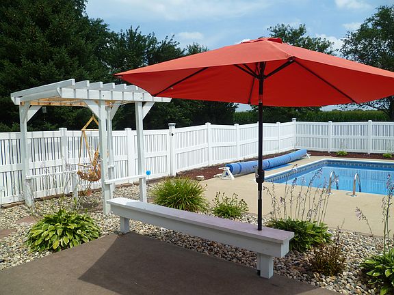 Relaxing pergola area