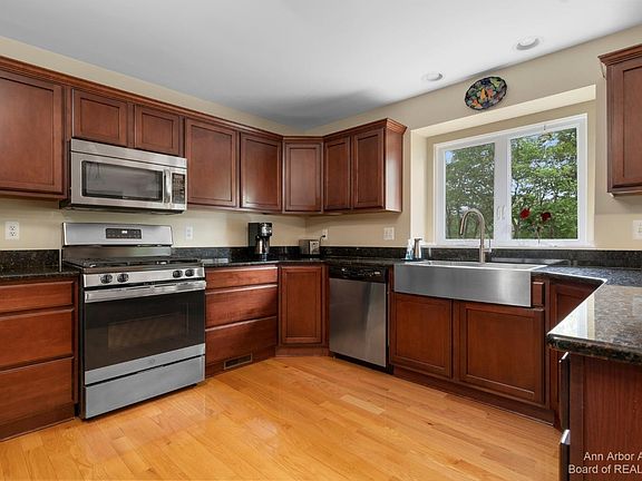 3rd image of 8328 Parkridge Dr