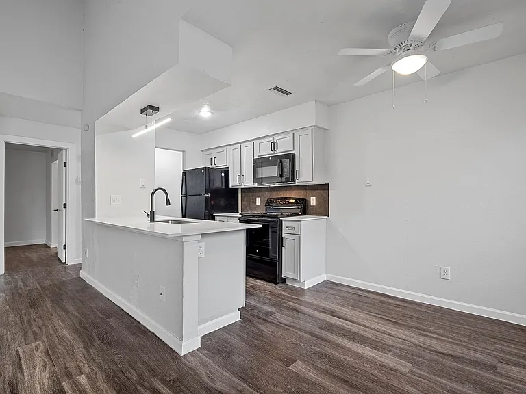 Oakline Apartments — Photo 6