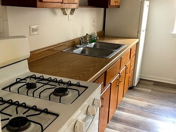 3rd image of 807 Oakton St APT 1N