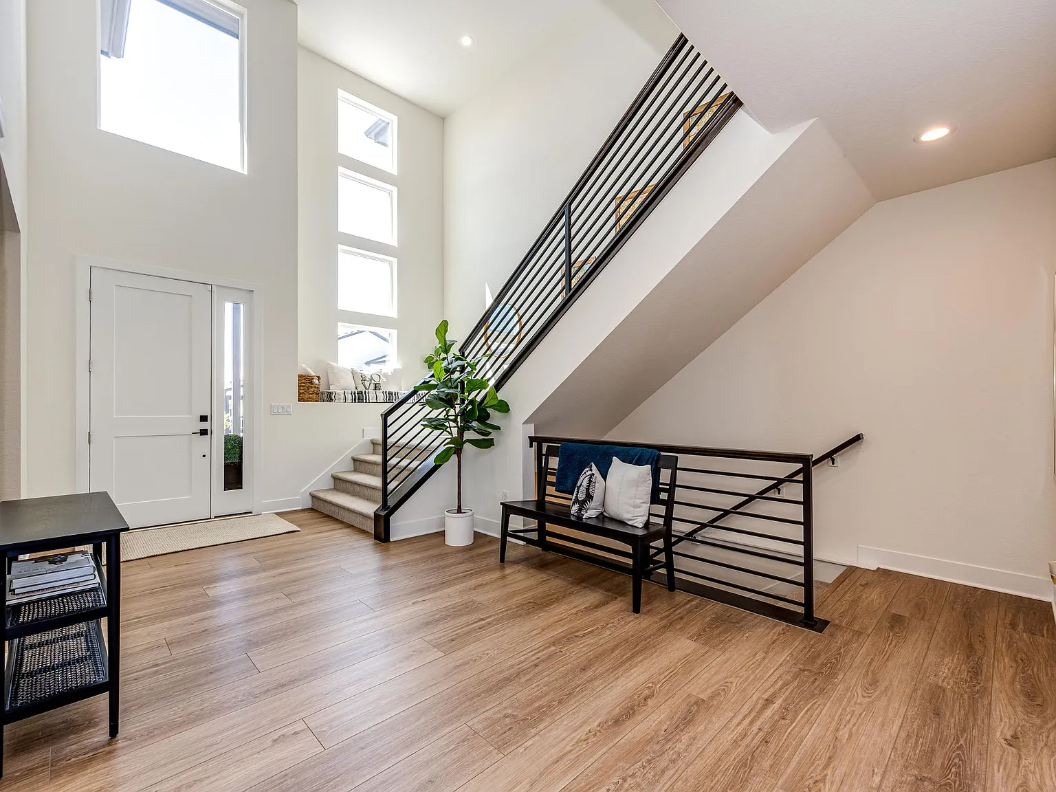 5 bed, 4323 sqft, $6,750 — Photo 3