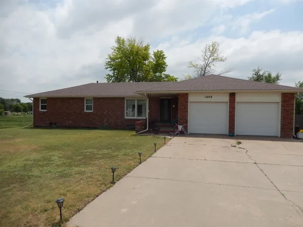 1608 E 27th St, Hays, KS 67601