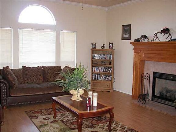 3rd image of 4233 Oakbrook Dr